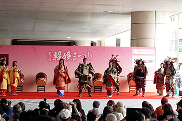 石神井公園駅前ステージでのパフォーマンス（照姫まつり）