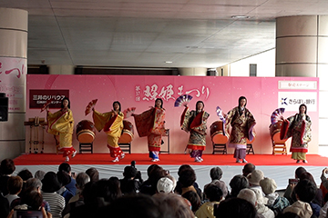 石神井公園駅前ステージでのパフォーマンス（照姫まつり）