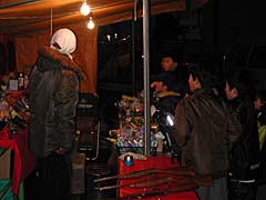 練馬の冬の風物詩『ボロ市』ダーツ